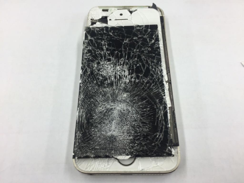 こんなバキバキのiPhoneでもSBJ 千葉店なら修理可能です