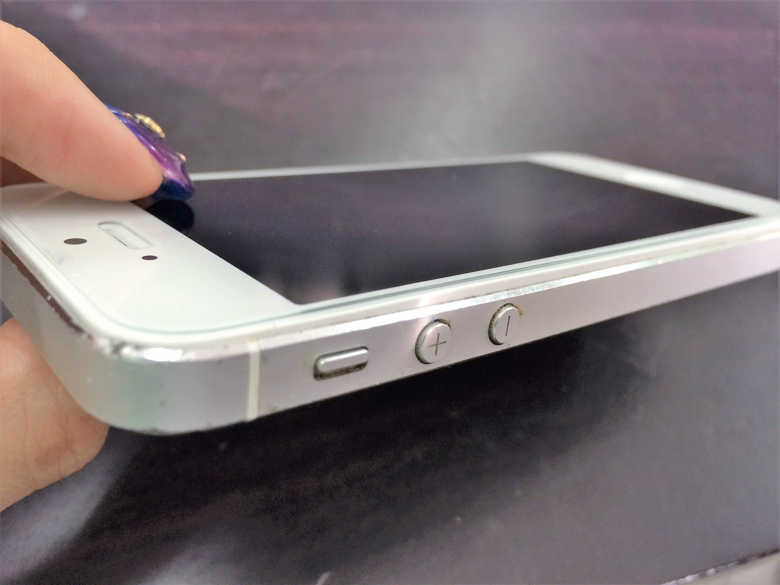 iPhoneに使われているリチウムイオン電池は特性上、劣化で膨張してしまう可能性があります。